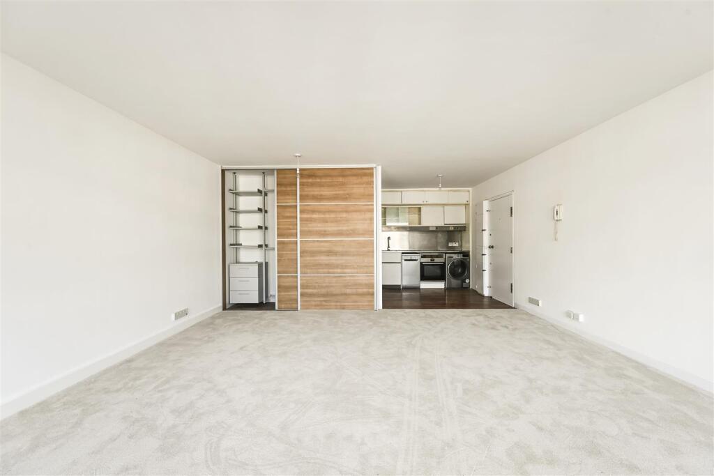 Apartment in London, Barbican Estate, City of London - View 4