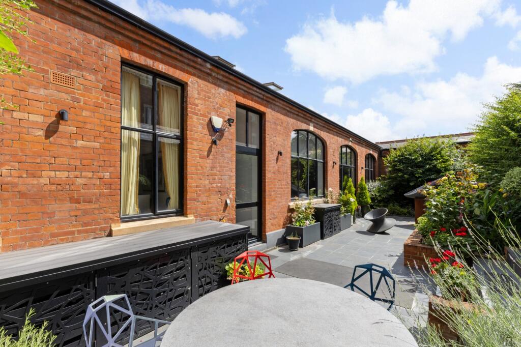 House in Hertsmere, Hertfordshire - More