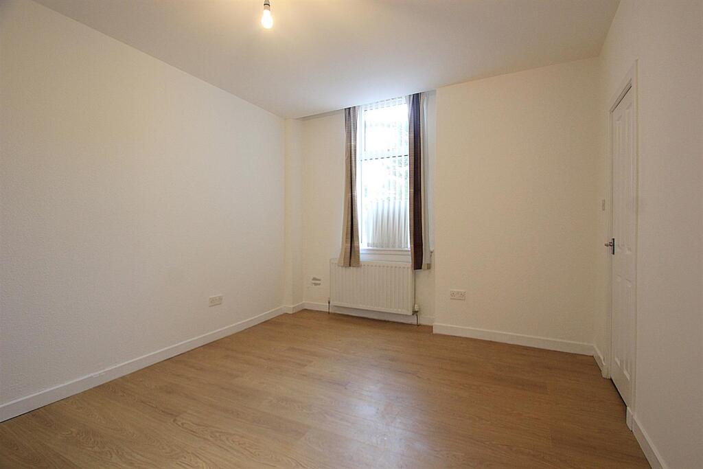 Apartment in Glasgow, East Dunbartonshire - View 4