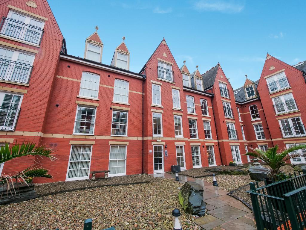 2-bed flat on The Apartments, Southport, Merseyside, PR9 0EF, £200,000