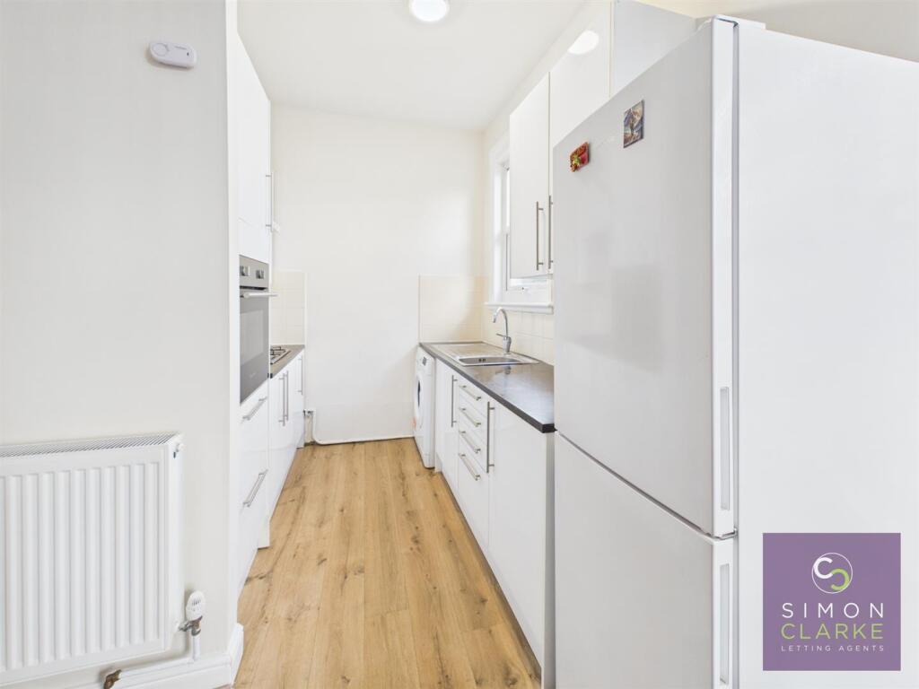 Apartment in London, Church End - View 3