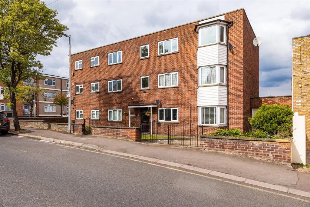 Apartment in London, South Woodford - View 6