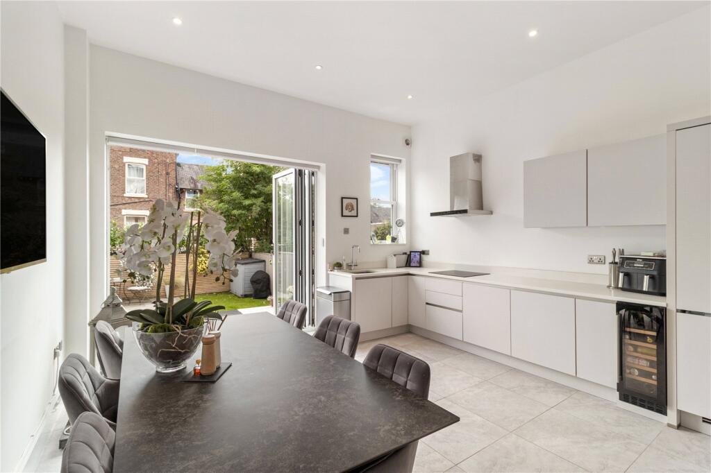 Wardle Road, Sale, Greater Manchester, M33 photo 4
