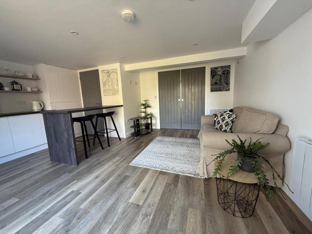 Apartment in Bournemouth, Ensbury Park - View 3
