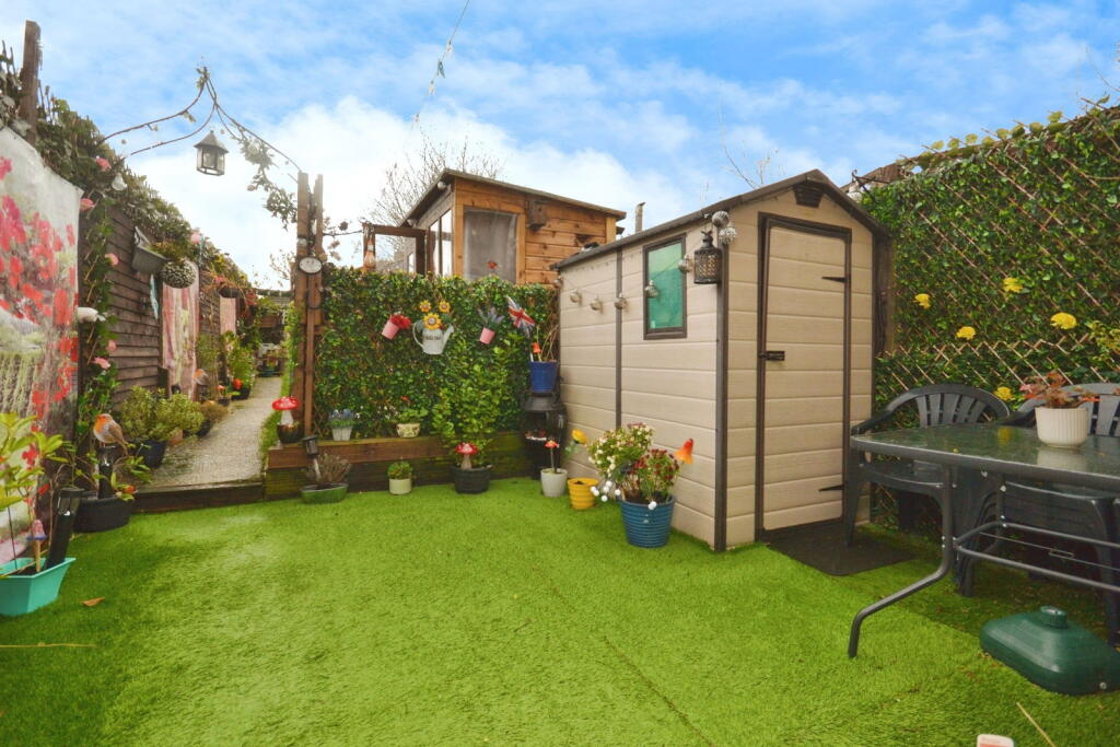 Laburnum Grove, Bognor Regis, PO22 9HT photo 4