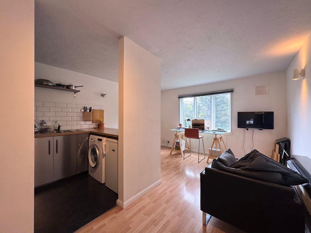 1-bed flat on Pavilion Way, Edgware, HA8, £200,000