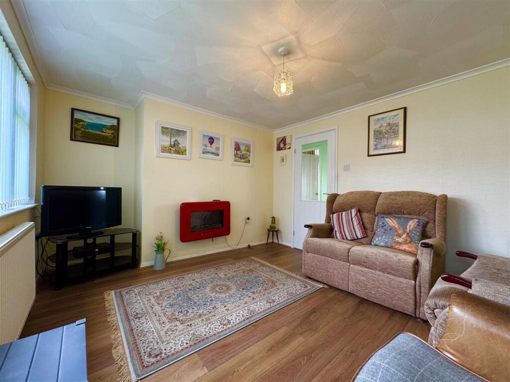 Thorpes Crescent, Skelmanthorpe, Huddersfield, HD8 9DH photo 2