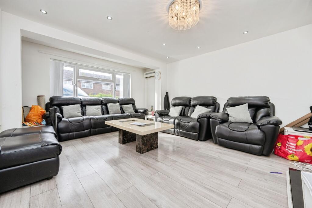 House in Houghton Regis, Central Bedfordshire - View 3