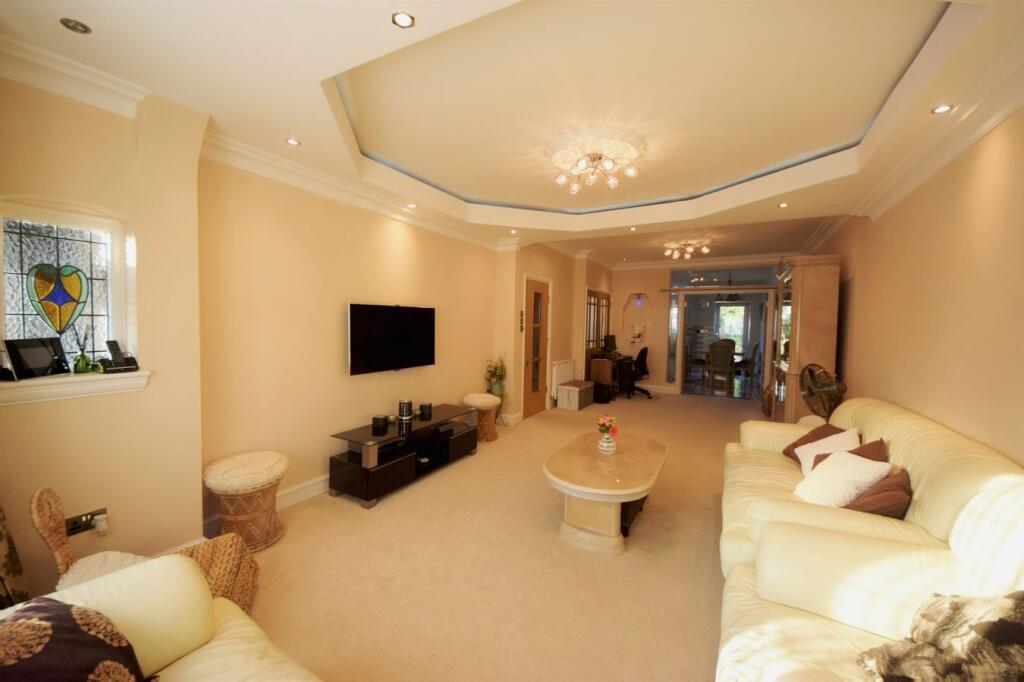 House in Ilford, Clayhall - View 4