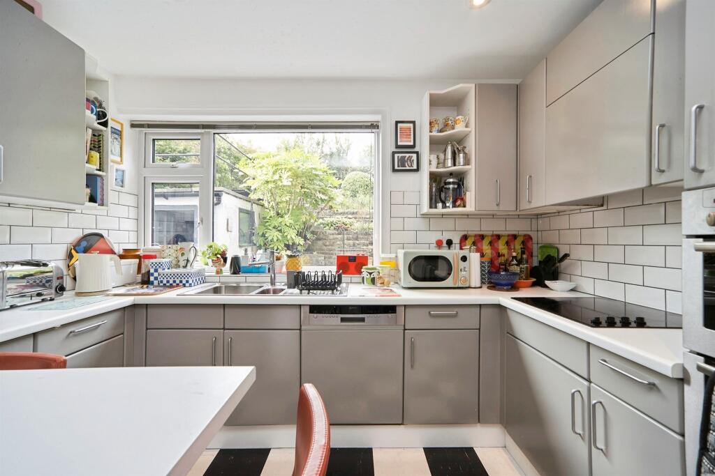 House in Bingley, Gilstead - More