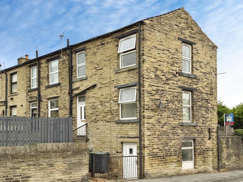 2-bed terraced on Platt Square, Cleckheaton, West Yorkshire, BD19, £120,000
