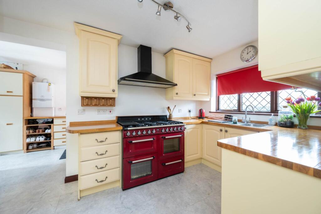House in Horsham, Broadbridge Heath - View 4