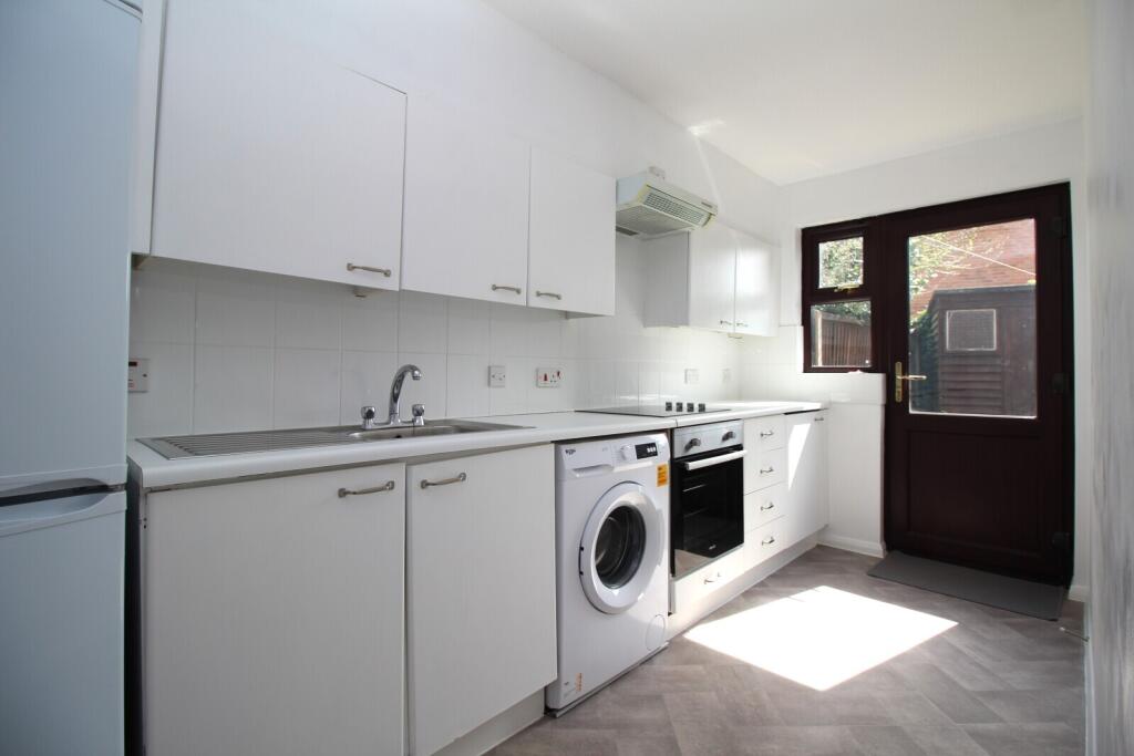 Apartment in Basildon, Billericay - View 3