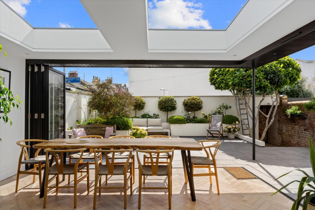 House in Gloucester - View 4