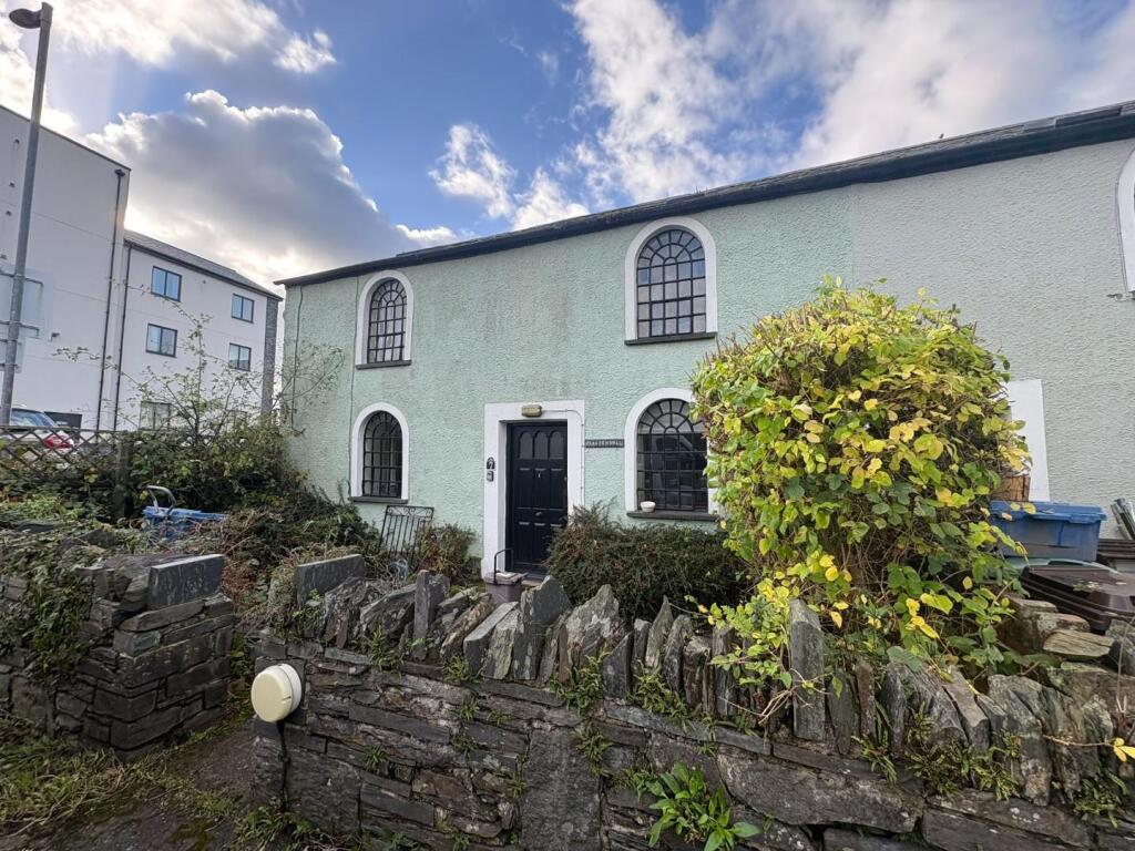 House in Porthmadog - More