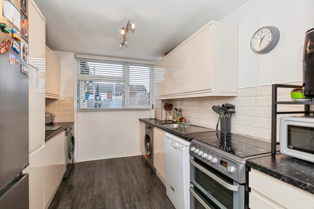 Sunderland Road, Maidenhead, Berkshire, SL6 photo 2