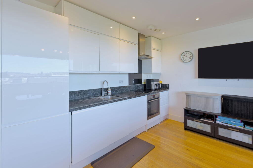 Apartment in Watford - View 5