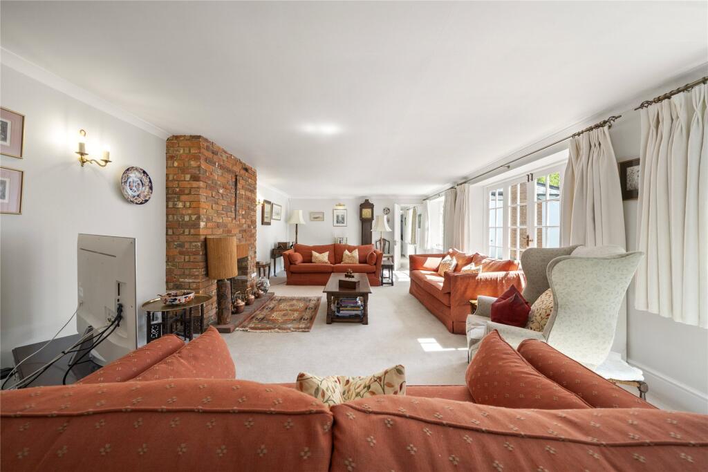 House in Elmbridge, Surrey - More