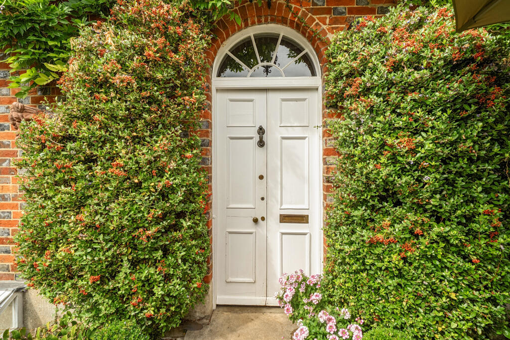 Main image of property: High Street, WITNEY, OX29