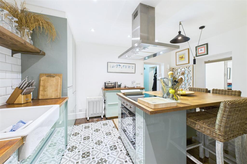 Elevated location with views across Clevedon photo 5