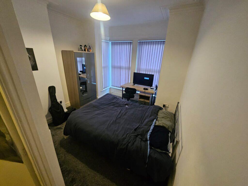 6 bedroom end of terrace house for rent