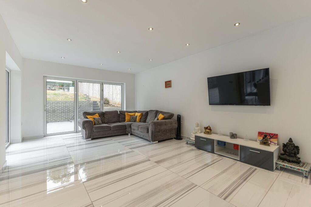 House in Three Rivers, Chorleywood - More