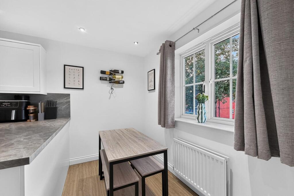 Apartment in Trafford, Broadheath - View 5