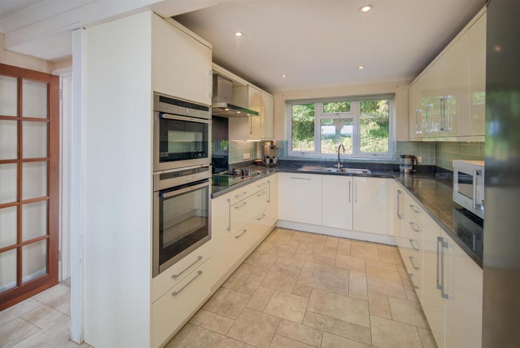Nodgham Lane, Carisbrooke photo 3