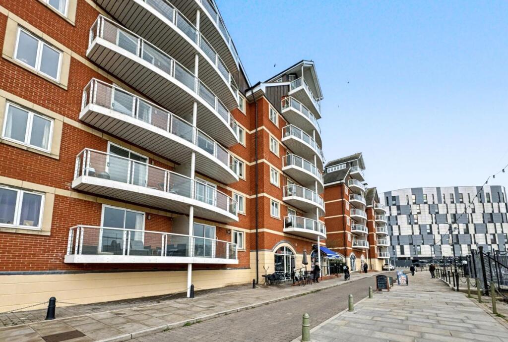 Main image of property: 37 Neptune Square, Ipswich, Suffolk, IP4 1QH