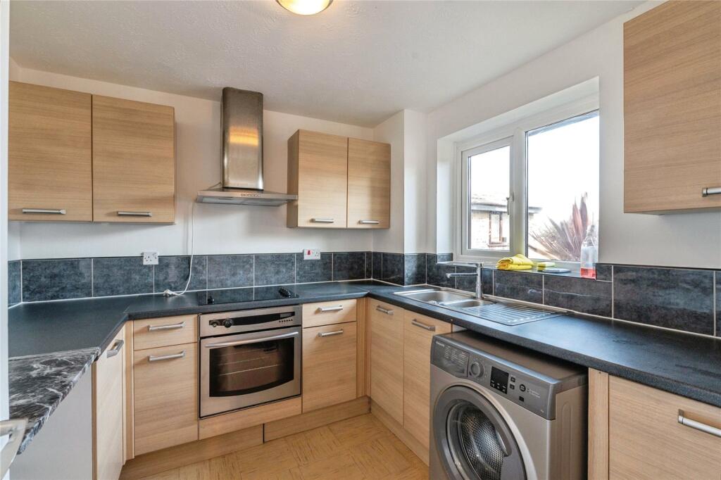 Conway Gardens, Grays, Essex, RM17 photo 3