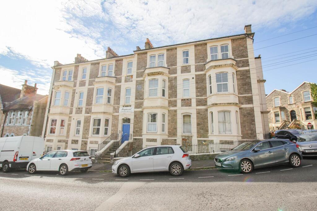 3-bed flat on Centrally Located**Lift & Stair Access**3 Double Bedrooms**En Suite & Walk in Wardrobe**, £189,950