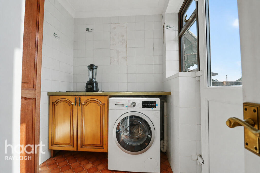 House in Rochford, Rayleigh - More
