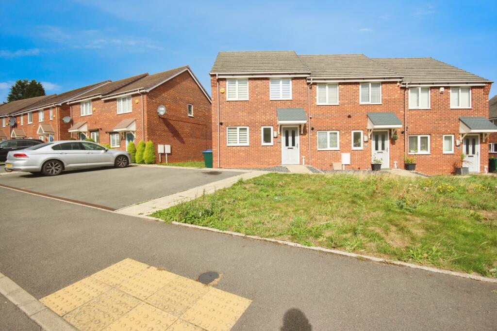 3-bed terraced on 33, Binswood Close, £230,000