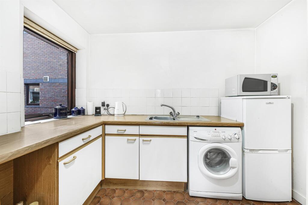 Chingford Avenue, Chingford, E4 - View 6