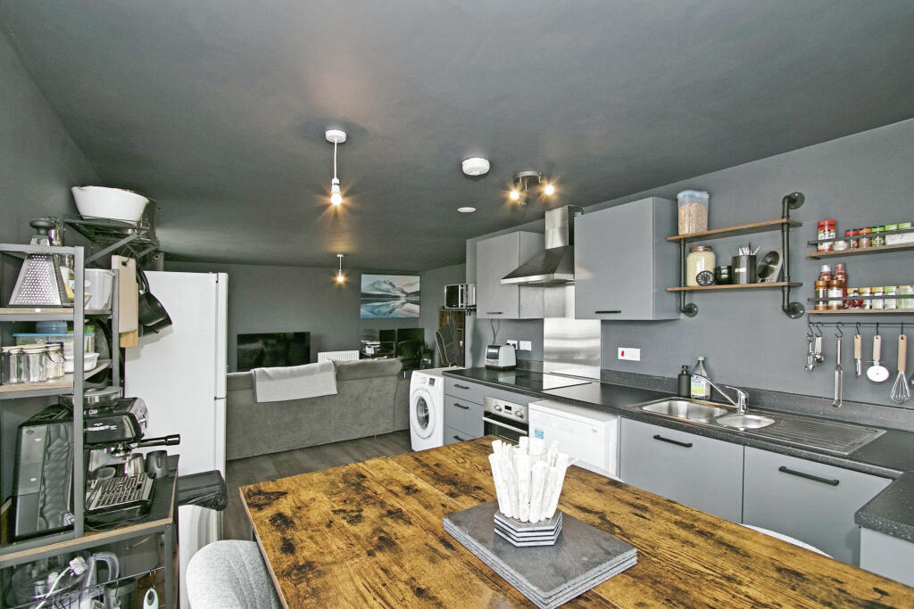 Apartment in Truro - View 2