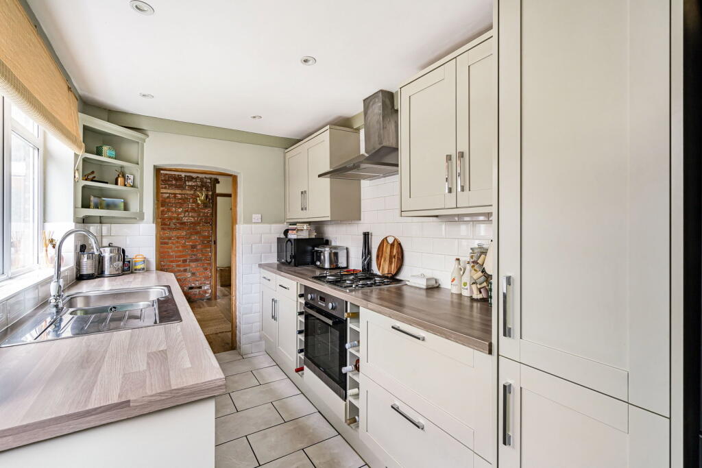 House in Guildford, Bellfields - More