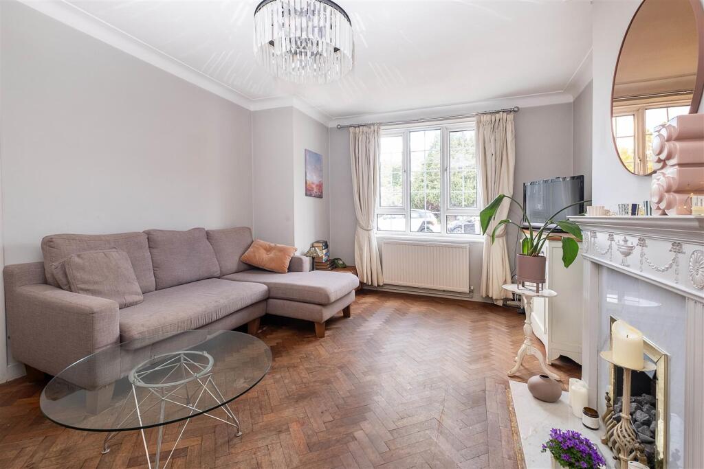 Apartment in Kingston upon Thames - More