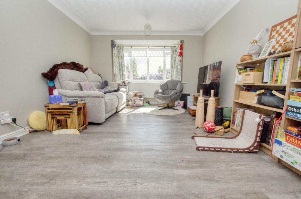 Rothschild Close, Southampton, Hampshire, SO19 photo 2
