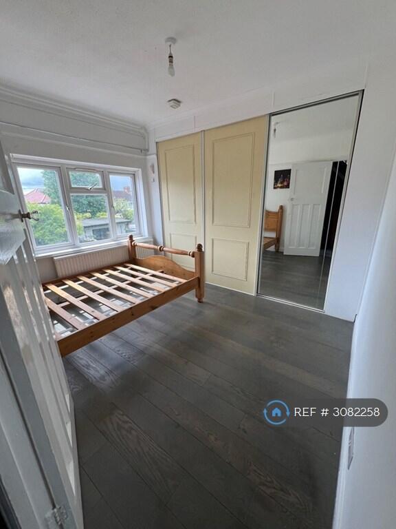 House in London, Perivale - More