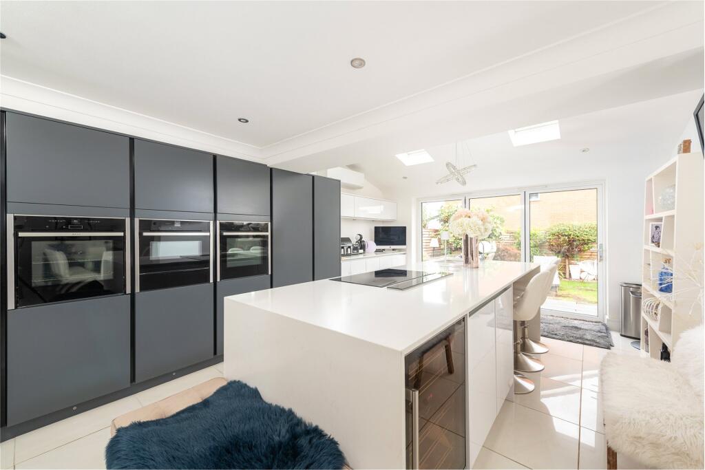 Stanmore Gardens, Newport Pagnell, Buckinghamshire, MK16 photo 3