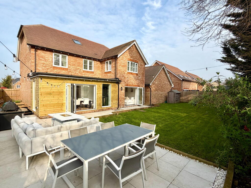 A stunning and generously extended detached family home with 2,852sq ft on offer!! photo 4