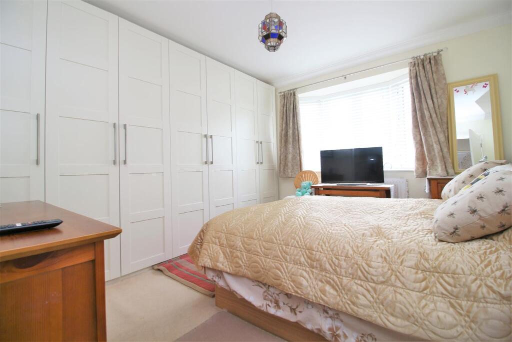 Barton Drive, Barton On Sea, Hampshire, BH25 photo 4