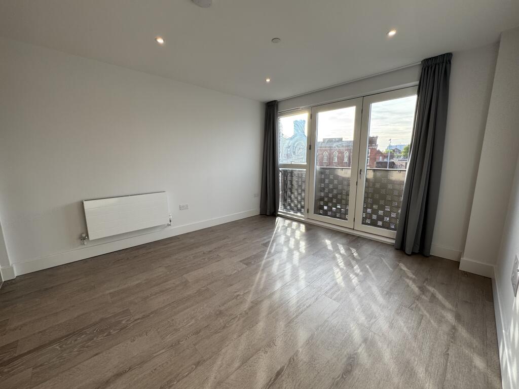 Main image of property: 2 Kenavon Drive, Reading