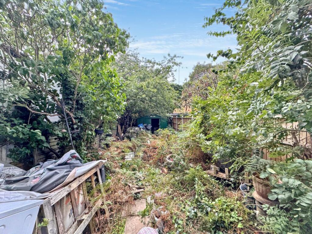 102 Highbury Gardens, Ilford, Essex, IG3 8AA photo 4