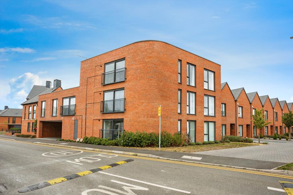 2-bed flat on Lord Hawke Way, Newark, NG24, £160,000