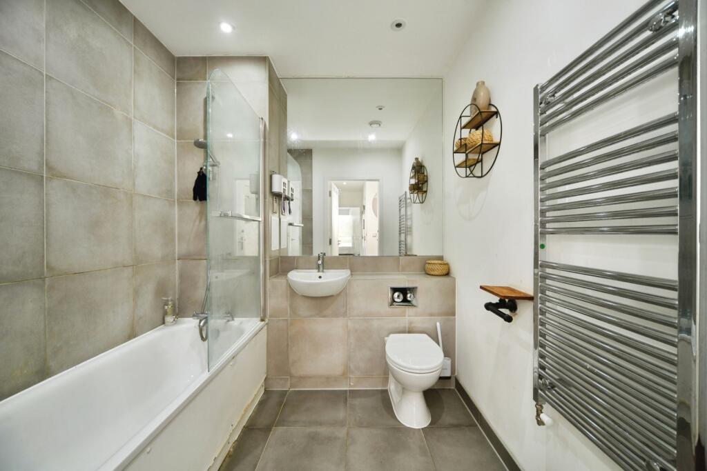 Gardiner Close, Enfield, EN3 photo 4