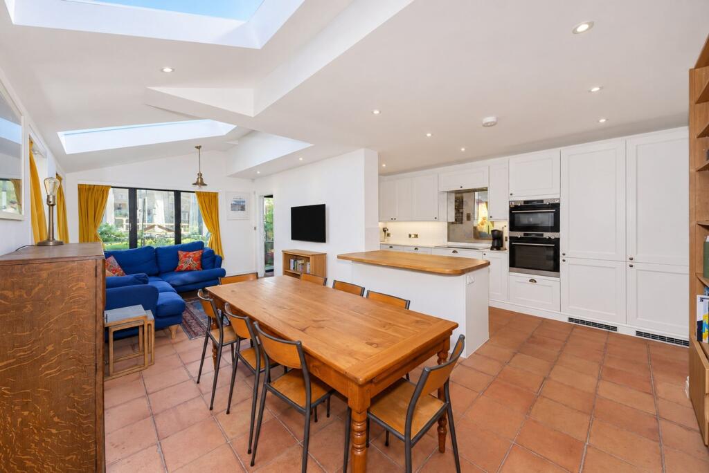 House in Southend-on-Sea - More