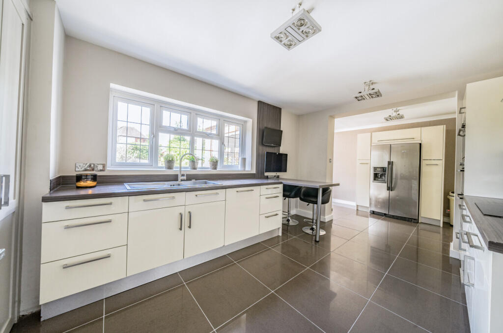 House in Guildford, Abbotswood - View 6