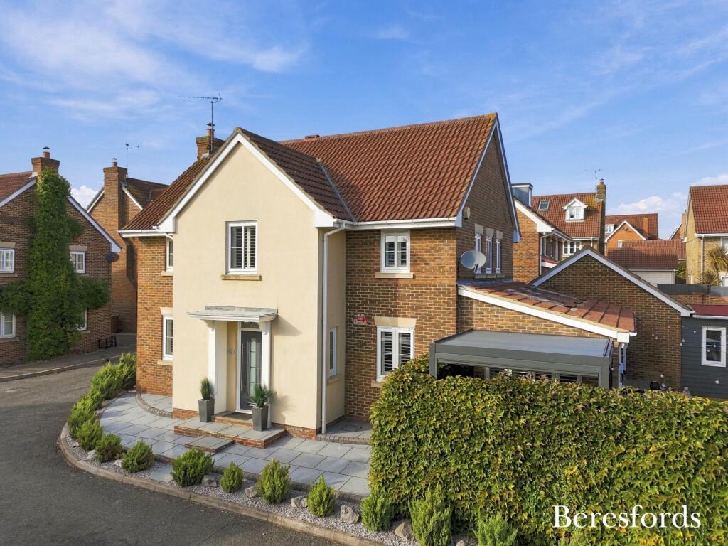 4-bed detached on Dove Close, Chafford Hundred, RM16, £695,000