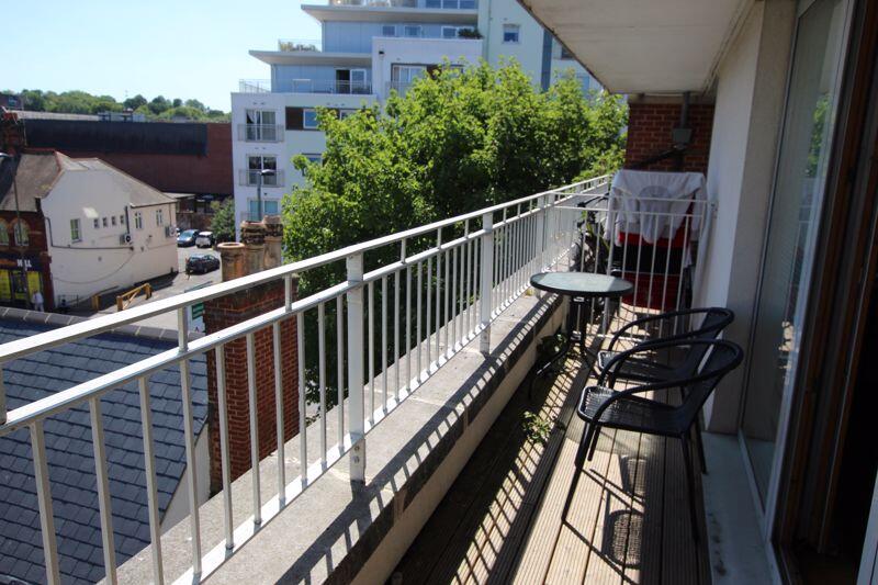 Apartment in Kingston upon Thames - View 2